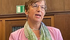 Karin Röhrich ist stolz auf das große Angebot der Stadtbibliothek
