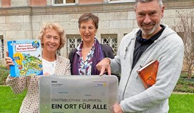 Übergabe (v.l.): Ursula Niemeyer-Slawig (Rotary Club), Karin Röhrich (Stadtbibliothek) und Andreas Bialas (Förderverein)