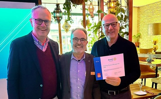 Ralf Kohns - eingerahmt von Achim Flohr (links) und Stephan Roth